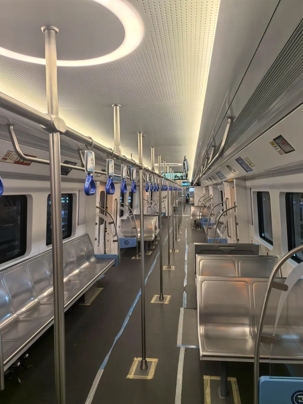 车厢座椅采用横纵结合布置方式。重庆交通开投铁路集团供图 车厢座椅采用横纵结合布置方式。重庆交通开投铁路集团供图