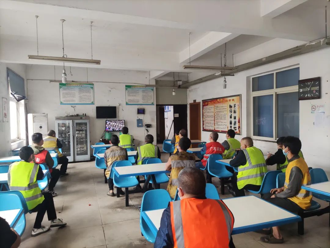 南涪公司一线在岗职工观看开幕会1.jpg