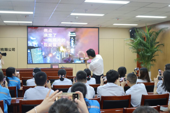 重庆交通建设工会送文化到基层 为江跳线员工进行手机摄影培训.png